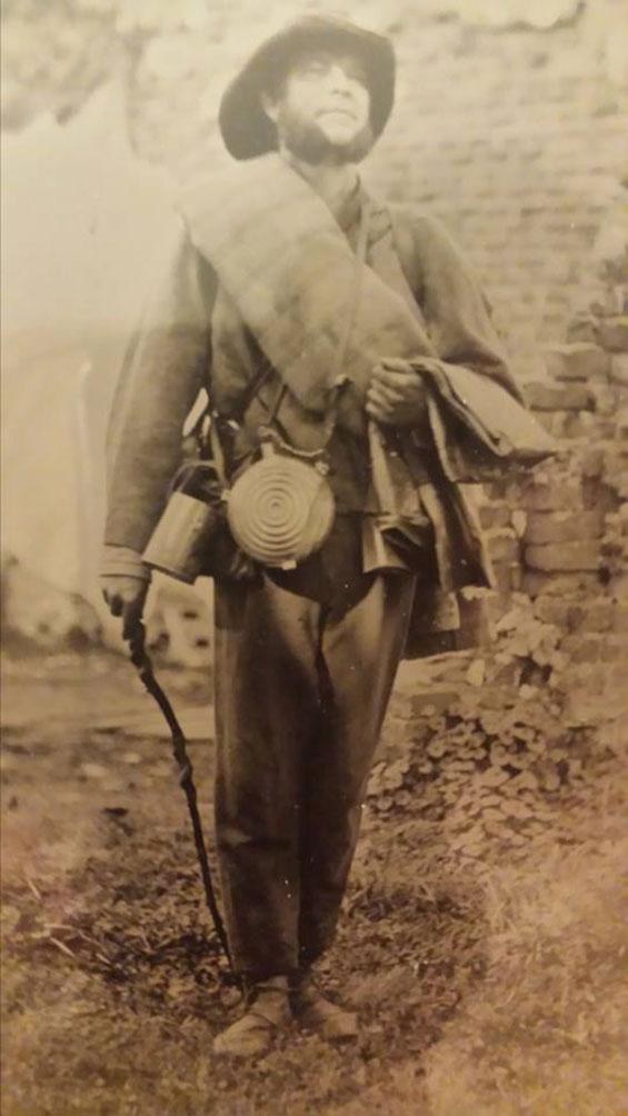 Robert Lee Hodge dressed as a confederate soldier