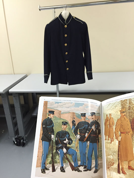 M-1902 dress blouse and Ogden illustration of US Army uniforms
